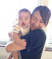 赤ちゃんを抱っこする院長の写真